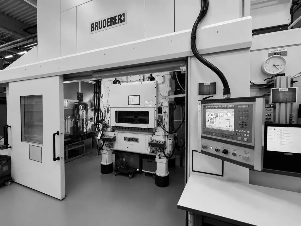 Industrielle Bruderer-Stanzmaschine mit Steuerungspanel in Produktionshalle